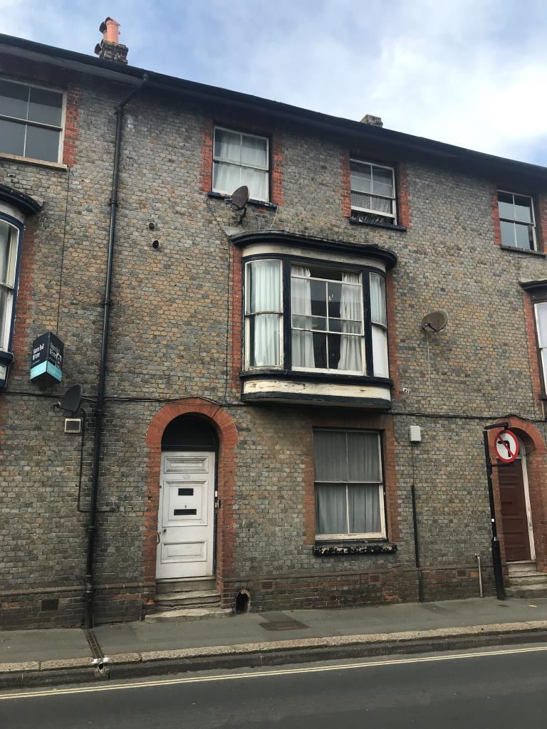 Lot: 75 - TOWN CENTRE FLAT FOR INVESTMENT -
